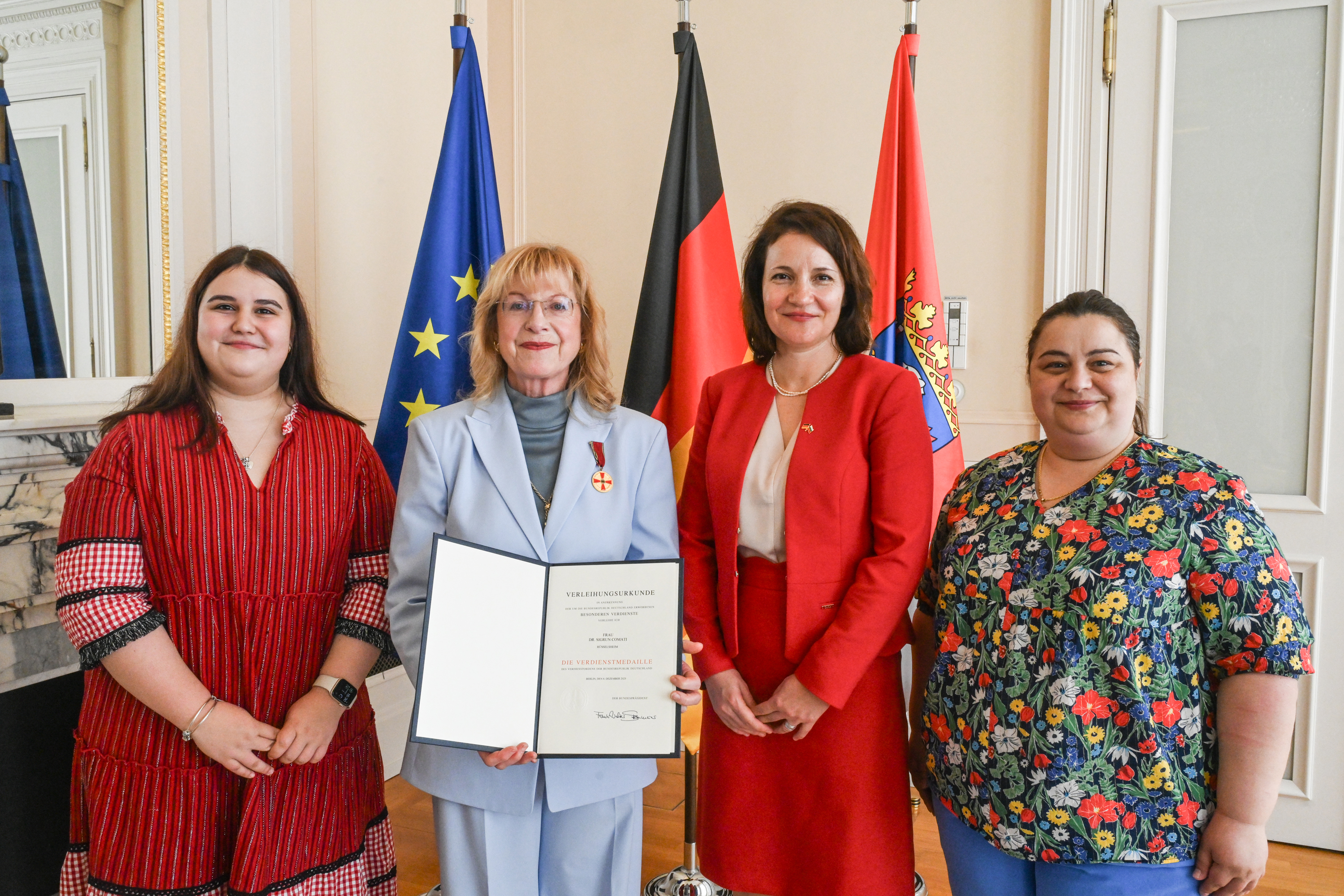 Dr. Sigrun Comati mit der Verdienstmedaille ausgezeichnet